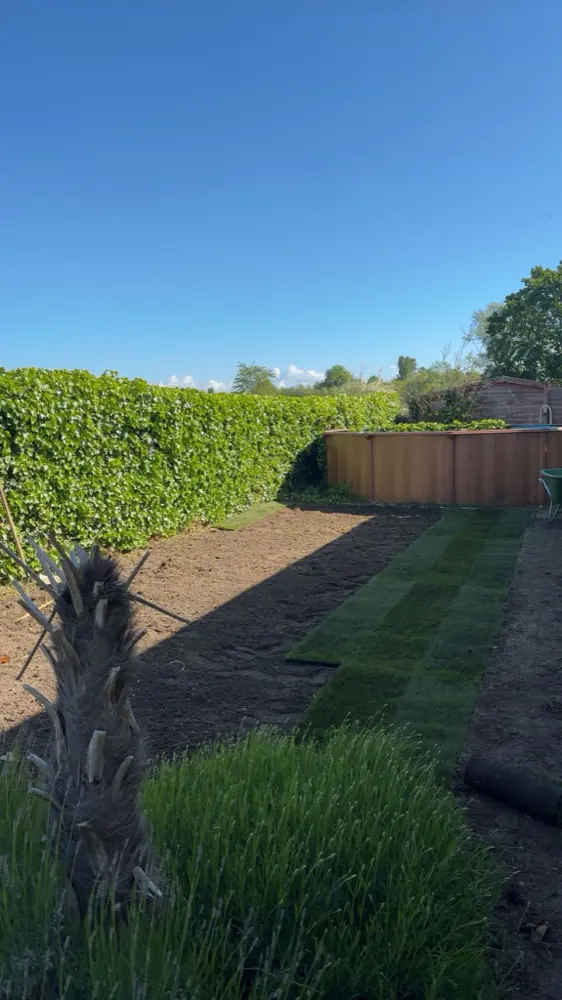 Uitrollen van nieuwe grasmatten