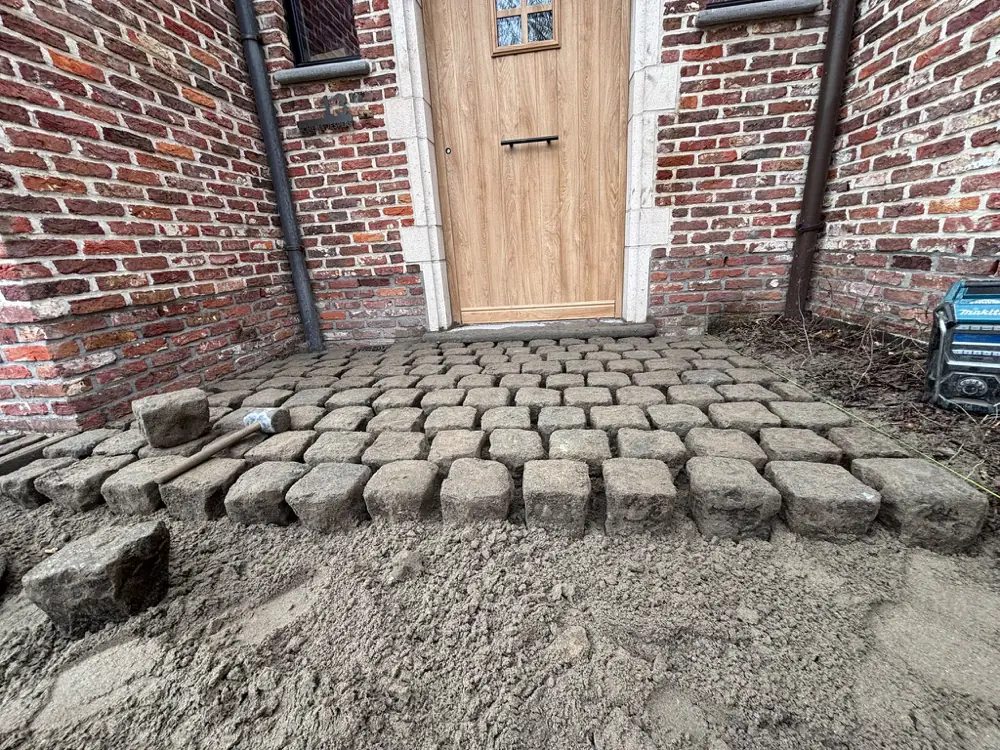 Aanleg van een pad in kasseien
